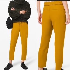 Lululemon Athletica On the Fly pants 7/8 woven 25”